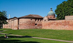 Il giardino Raimondo VI, ai piedi degli ultimi resti degli antichi bastioni di Tolosa sulla riva sinistra.