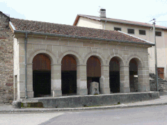 Lavoir à arcades.