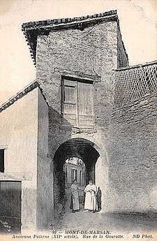 Poterne romane de la rue de la Gourotte. Elle n'était pas une porte de la ville mais donnait accès aux cales de la Midouze. Elle est détruite dans les années 1960 lors de la rénovation du quartier[4]