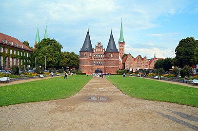 Mariakerk, de Holstentor, de Sint-Pieterskerk en daarvoor de Salzspeicher