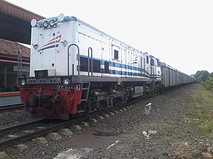 CC 204 09 02 dengan KA Pulp PT Tanjung Enim Lestari Pulp and Paper sedang BLB di Stasiun Labuhan Ratu.