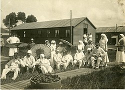 Kanadische Krankenschwestern und Franz�sische Soldaten, Adinkerke (Belgien), ca. 1917