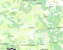 Carte élémentaire montrant les limites de la commune, les communes voisines, les zones de végétation et les routes