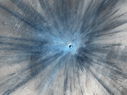 Crat�re d'impact de 30 m�tres de diam�tre r�cent (moins de trois ans) photographi� en novembre 2013 par la cam�ra HiRISE.