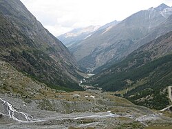 Vue sur la vallée de Saas depuis le barrage de Mattmark.