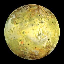 Jupitermond Io, aufgenommen aus einer Entfernung von 130.000 km von der Raumsonde Galileo am 3. Juli 1999