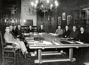 De ministers van het kabinet-De Geer II vooraf aan de eerste ministerraadsvergadering op het Departement van Justitie op 6 september 1939