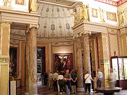 Exèdre du palais d'Hiver à Saint-Pétersbourg.