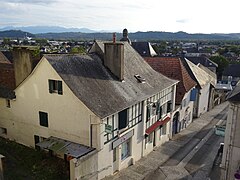 Photographie en couleurs d'une rue dans une ville.