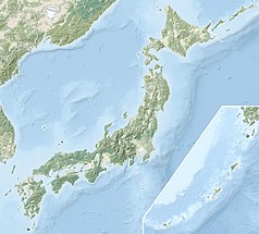 Mapa konturowa Japonii, w centrum znajduje się czarny trójkącik z opisem „Wulkan Zaō”