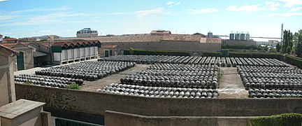 Accumulation de tonneaux dans les chaix Noilly Prat à Marseillan.