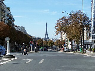 モンパルナス駅南側界隈から見るパストゥール大通り及びエッフェル塔 (Le boulevard Pasteur depuis sa portion sud près de la gare Montparnasse.)