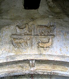 Église de Béon : claveau sculpté primitif représentant les quatre évangélistes.