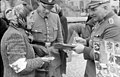 Femme portant un brassard frappé de l'étoile jaune contrôlée par la police allemande en Pologne (mai 1941).