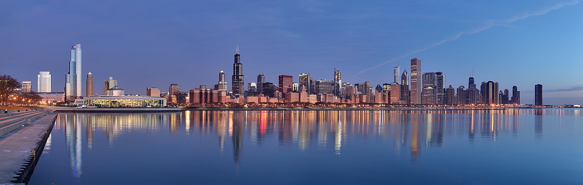 De skyline van Chicago. In het midden van de foto is de Willis Tower te zien. Daarvoor staat Chicago Board of Trade Building met zijn piramidaal dak. Net links van de Willis Tower is 311 South Wacker Drive te zien. Rechts in het midden is op de voorgrond het rechthoekige Aon Center te zien, met daarvan links van Two Prudential Plaza en Trump International Hotel and Tower. Geheel links is One Museum Park te zien, uiterst rechts Lake Point Tower met beneden rechts Navy Pier