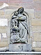 Vierge à l'enfant (dessus portail de l'église).