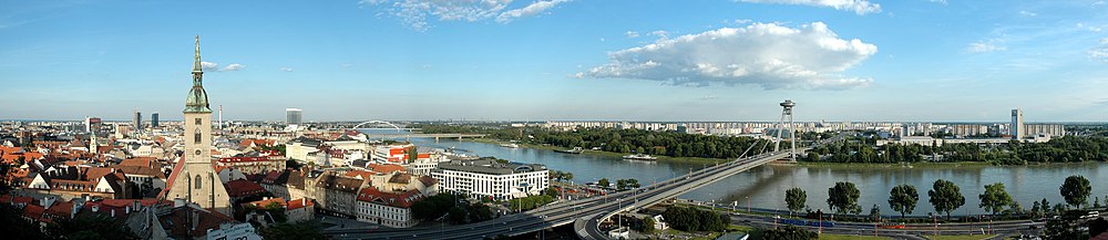 Panoramo de Bratislavo kaj la rivero Danubo el Bratislava burgo