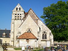 L'église avec son clocher roman, vue depuis le cimetière à l'est.