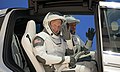 Gli astronauti a bordo della Tesla X salutano un'ultima volta i familiari prima di essere portati al Pad di lancio 39A del John F. Kennedy Space Center.