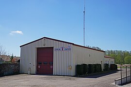 Bâtiment en tôle surmonté d'une antenne.