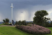 Photographie montrant une croix sur une hauteur