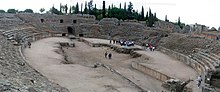 vue aérienne, gradins en ruine et arène avec une fosse large et peu profonde