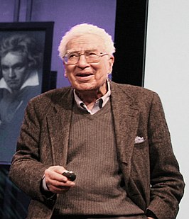 Murray Gell-Mann tijdens een TED-lezing in 2007