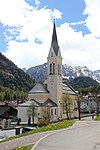 Pfarrkirche St. Lucia mit Friedhofskapelle und Friedhof in Kampill