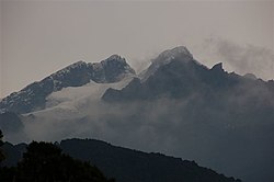 A Stanley-hegy. Balra az Alexandra csúcs, jobbra a Margherita-csúcs