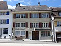 Geburtshaus von Jakob Probst (1880–1966) Dorfplatz 15, Reigoldswil. Das Kentaur-Relief stammt von Jakob Probst. Es wurde erst nach Probsts Tod im Jahre 1966 angebracht. Die gezeigte Jahreszahl 1677 ist an einem Nachbarhaus zu finden. Im Haus zum Reifenstein ist vermutlich Probsts Mutter Karolina Zehntner aufgewachsen. Es wurde um 1840 von einem Ahnen erbaut