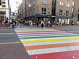 Tijdelijk regenboogzebrapad op de Nieuwendijk (2024)