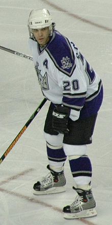 Photographie de Robitaille avec le maillot blanc des Kings