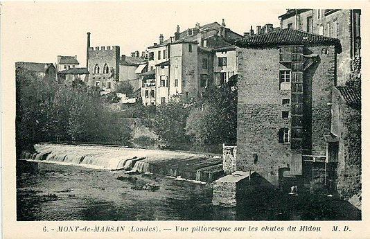 Minoterie et vestiges du premier rempart du Bourg Vieux sur la Douze avec une maison crénelée, présentant deux baies géminées à remplages.