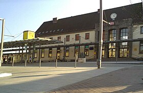 Empfangsgebäude mit Busbahnhof