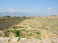 O estadio de Afrodisias, un dos poucos vestixios que nos quedan desa cidade grecorromana, co�ecida no seu tempo polos seus belos edificios de m�rmore. O estadio �, de feito, unha mestura entre un coliseo e unha pista grega. A raz�n diso d�bese a que celebraban batallas sanguentas e ao mesmo tempo xogos como lanzamento de discos.