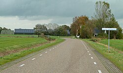 Gezicht vanaf Garnwerd. Linksachter boerderij, rechts een van de twee huizen.