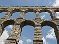 O Acueduto de Segovia � unha das mostras da profunda romanizaci�n de Hispania. Conduce a auga unha distancia superior a 15 km, salvando unha profunda valgada, ata chegar ao outeiro ocupado pola cidade, o que o converte no acueduto romano m�is longo conservado.