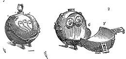 À gauche, dessin d’une sphère posée sur quatre pieds et surmontée de l’anneau d’un bouchon qui permet d’introduire de l’eau bouillante. À droite, la sphère ouverte laisse voir deux disques qui bouchent des manchons (petits fours) pouvant contenir au chaud des viandes cuites. Dans la partie rabattue, posée sur un brasier, on peut cuire des légumes ou une soupe. Cette partie fait office de gamelle, mais on peut aussi y loger pain, serviette, couteaux, cuillers et fourchettes.