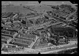 Luchtfoto van de Spaarndammerbuurt, Zeeheldenbuurt en de Oude Houthaven op de achtergrond (omstreeks 1930)