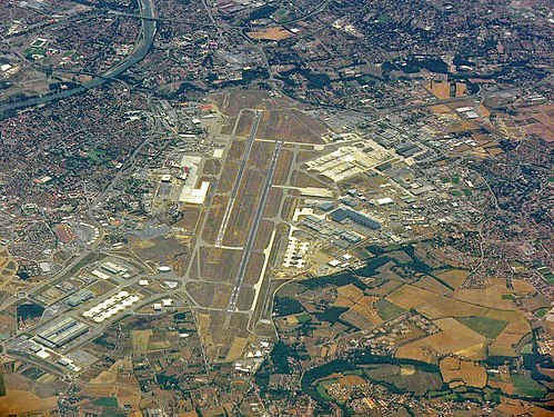 Vue a�rienne de l'a�roport de Toulouse-Blagnac (�t� 2006) : usines d'A�roConstellation au premier plan, Blagnac � gauche. Toulouse couvre les zones urbanis�es restantes (stade, p�riph�rique, coul�e verte du Touch, usines d'Airbus dans le quartier de Saint-Martin-du-Touch). Colomiers se trouve � l'extr�me droite.