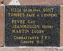 Plaque en marbre noir et inscriptions dorées.