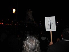 Paris, acrostiche Je suis Charlie avec les noms ou prénoms des 12 victimes.