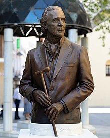 Monumento dedicado a Antonio Gala, ubicado en el Boulevard Gran Capit�n de C�rdoba (Espa�a). Obra del escultor C�sar Orrico. Realizado en bronce fundido con pedestal de piedra, el monumento fue inaugurado el 13 de junio de 2024.