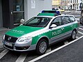 Streifenwagen VW Passat in alter gr�n-silberner Farbgebung (Frontansicht)