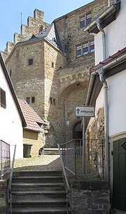 Torturm (Hintergrund) mit Hinweis auf das Amtsgericht