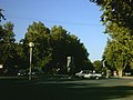 Monolito del nombramiento de Rauch como ciudad en el cruce de las avenidas San Martín y Belgrano.