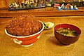 甘めの醤油ダレに浸したカツを丼飯に載せたもの（埼玉県）