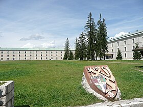 Le fort des Rousses et son écusson.