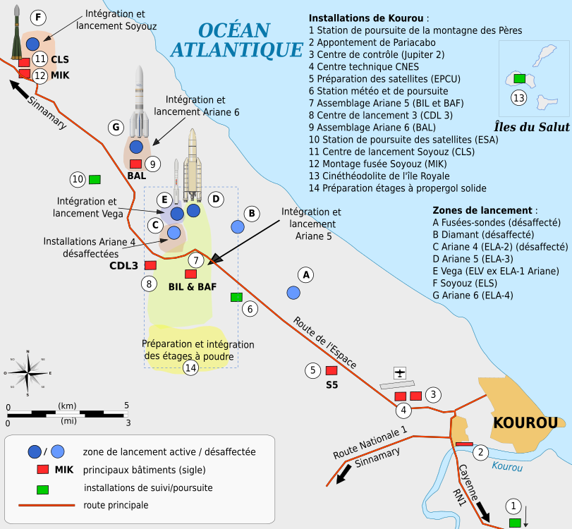 Vue d'ensemble du site (pas de tir, aéroport, route principale, bâtiments d'assemblage, stations de poursuite) et de ses environs immédiates (ville et port de Kourou)