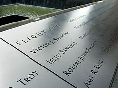 Panneau S-2 de la piscine sud du mémorial et musée national du 11 septembre, l'un des trois sur lesquels sont inscrits les noms des victimes du vol 175.